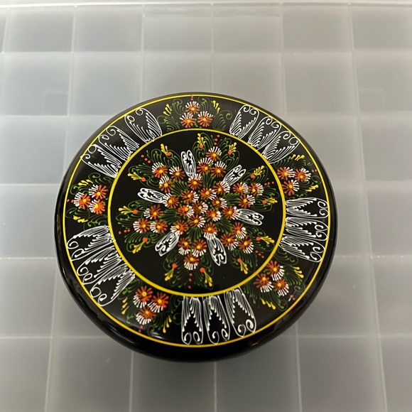 Round Painted Trinket box - Picture 4 of 9